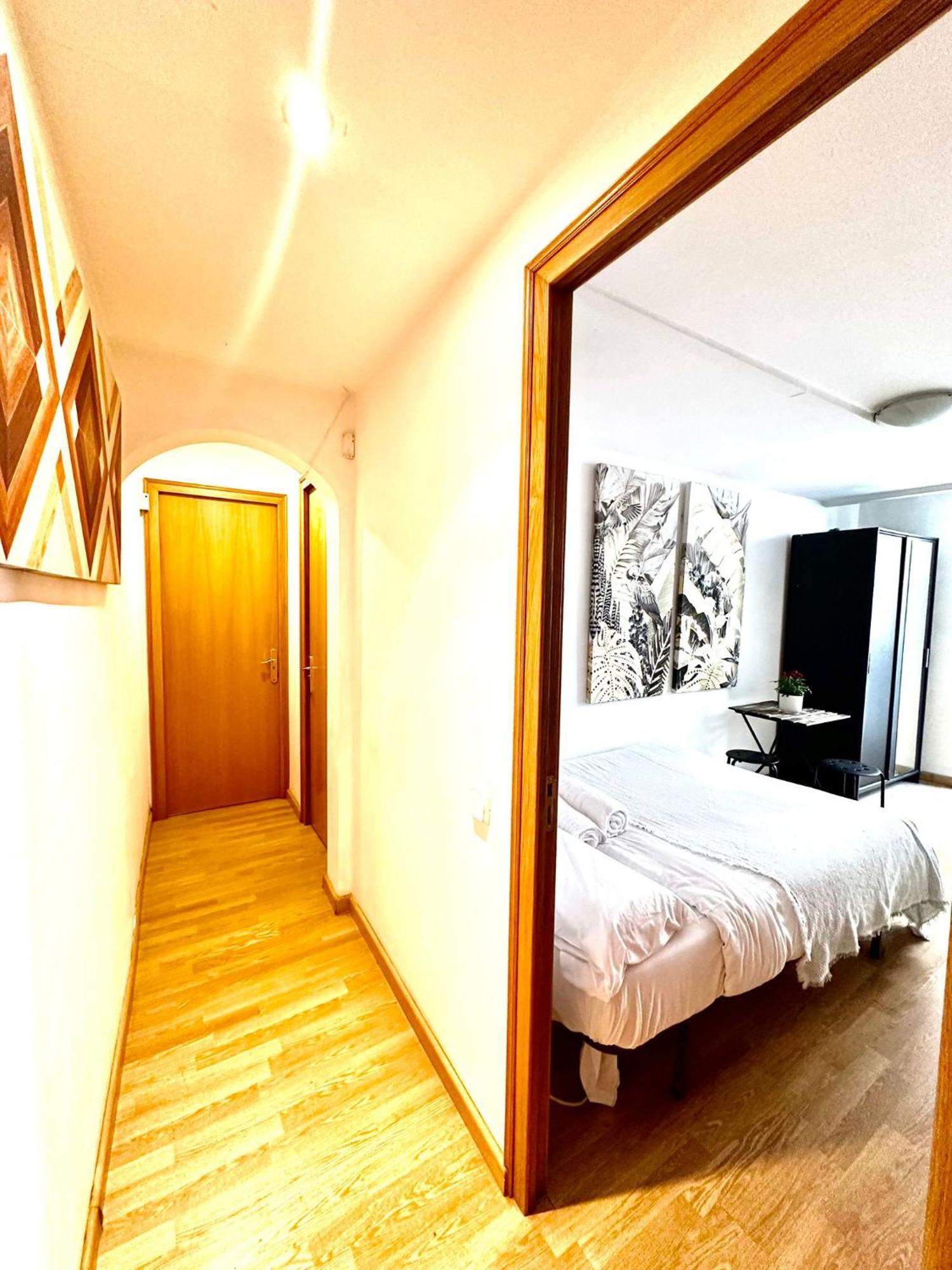 Private Rooms In City Center Barcelona Eksteriør bilde