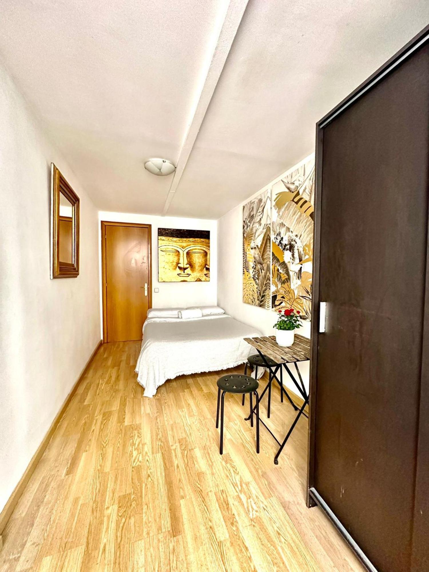 Private Rooms In City Center Barcelona Eksteriør bilde