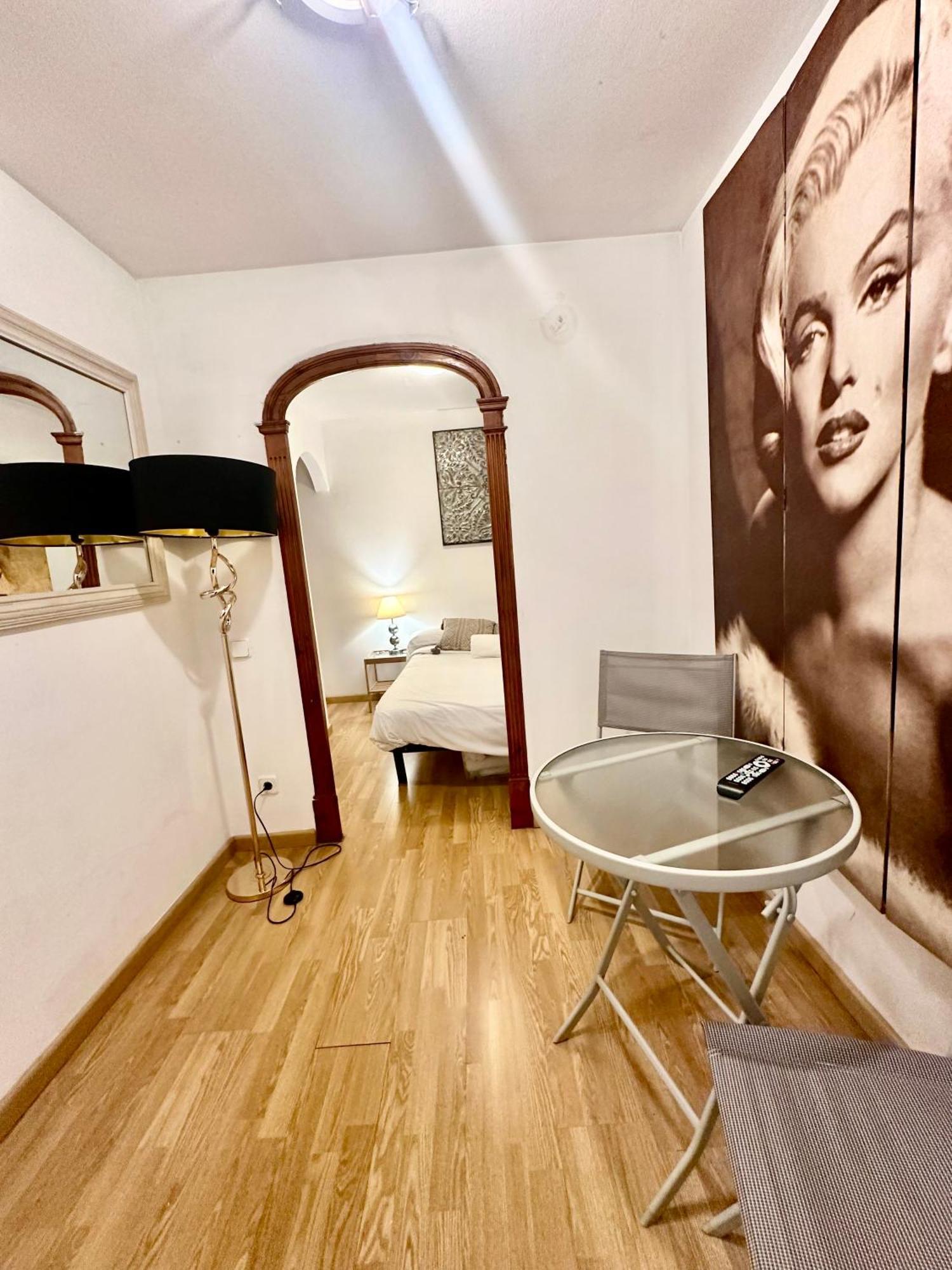 Private Rooms In City Center Barcelona Eksteriør bilde